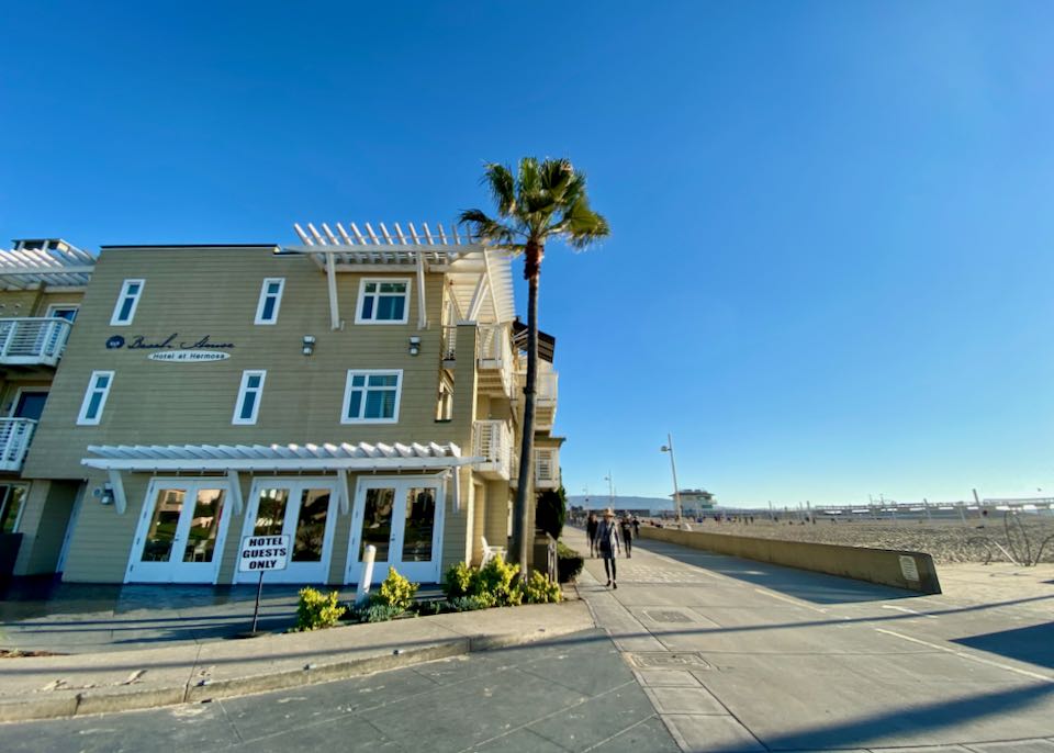 Luxury beachfront hotel in Los Angeles, close to LAX.