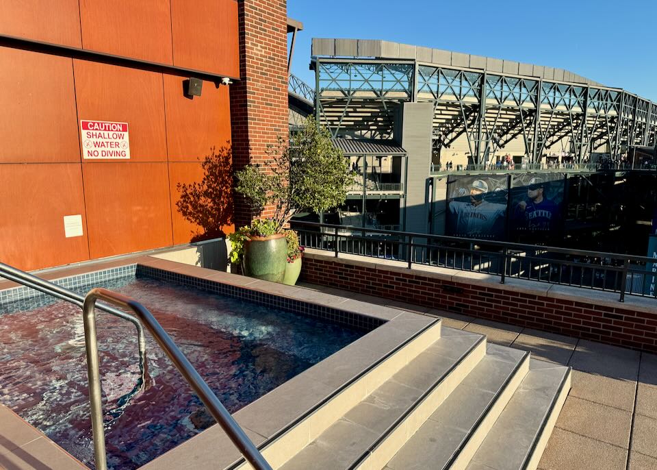 Seattle hotel for families near T Mobile and Lumen.